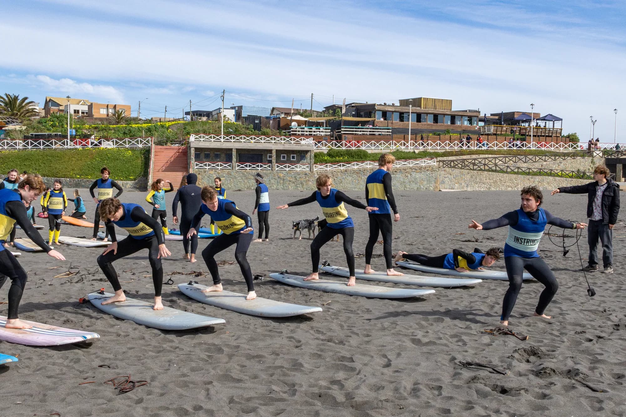 Grupo practicando surf en la arena