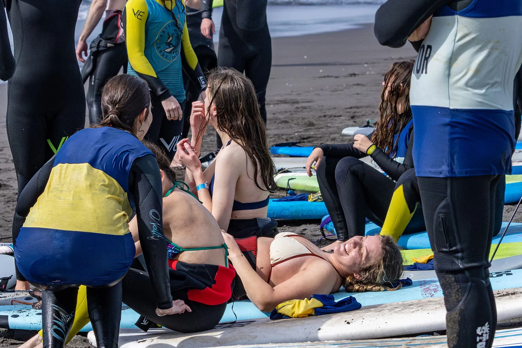 Alumnos compartiendo después de una clase de surf