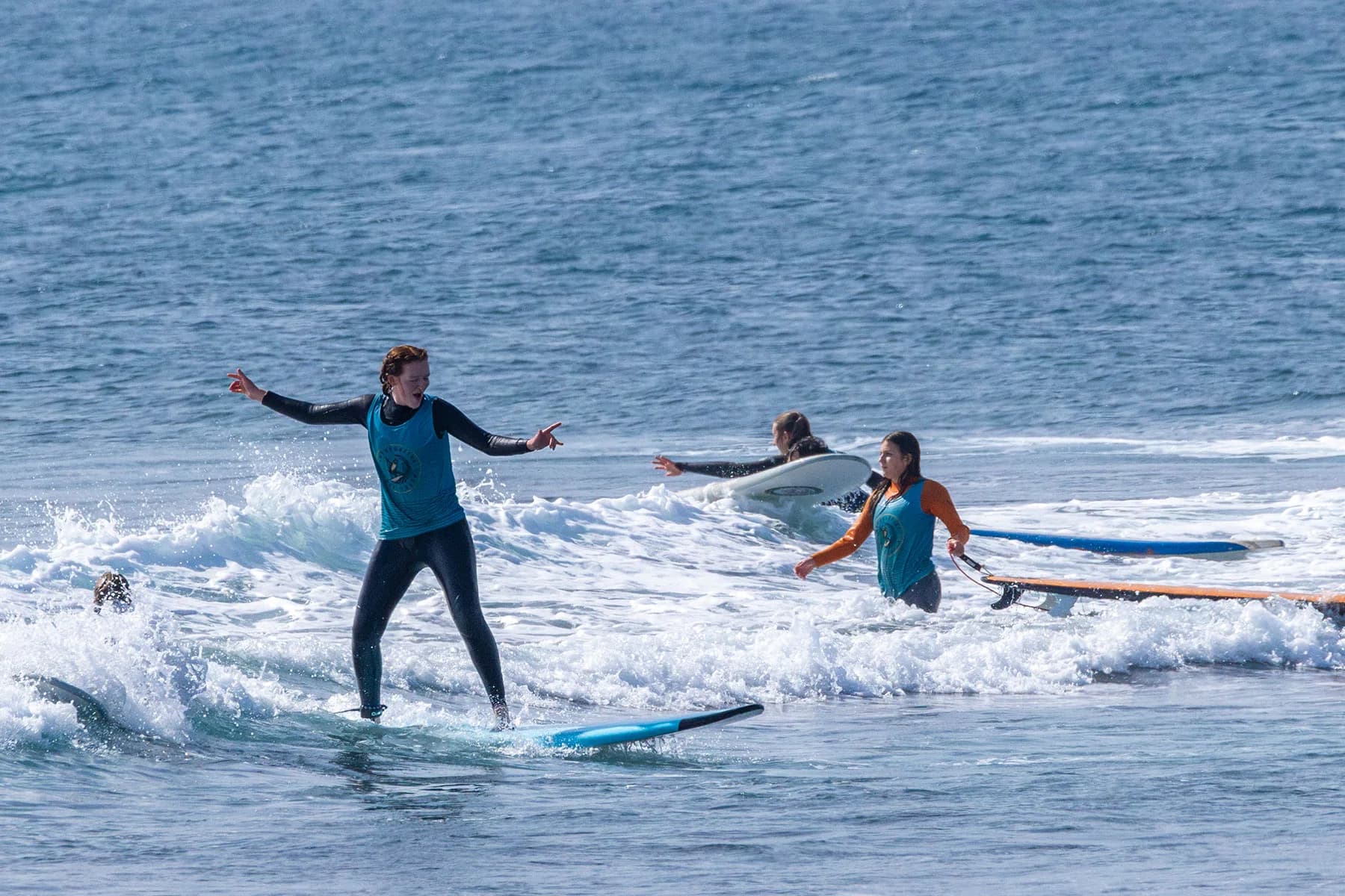 Surfistas practicando en las olas