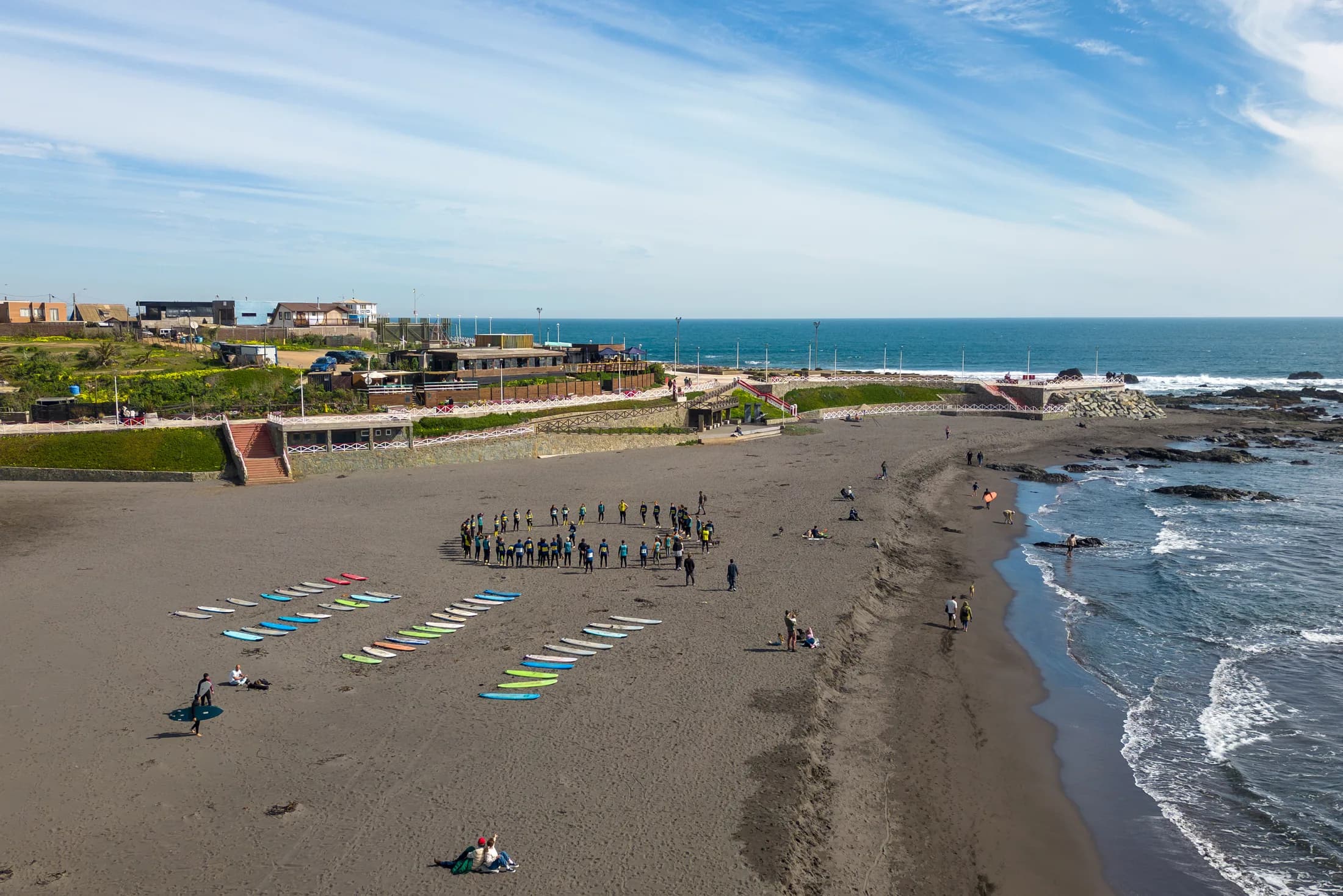 Vista aérea de una clase grupal en la playa de La Puntilla